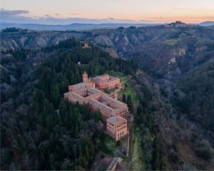 I 3 segreti della vita dei monaci-Vista panoramica dell’Abbazia di Monte Oliveto Maggiore tra le Crete Senesi - Esperienze Mi diverto travel